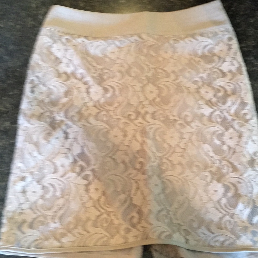 Limited lace skirt